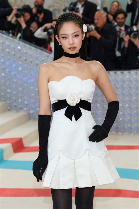 jennie kim singing at chanel|jennie kim met gala outfit.